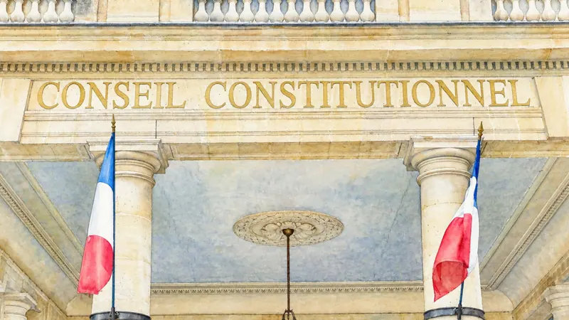 Entretien de naturalisation 2027 : façade d'une institution française pavoisée aux couleurs de la République